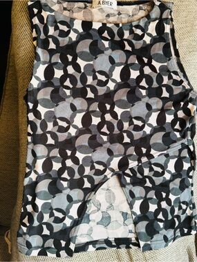 A. Byer Black, Gray & White Geometric Sleeveless Top